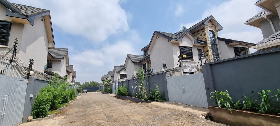 Five (5) Bedroom Town House for Sale in Varsity Ville